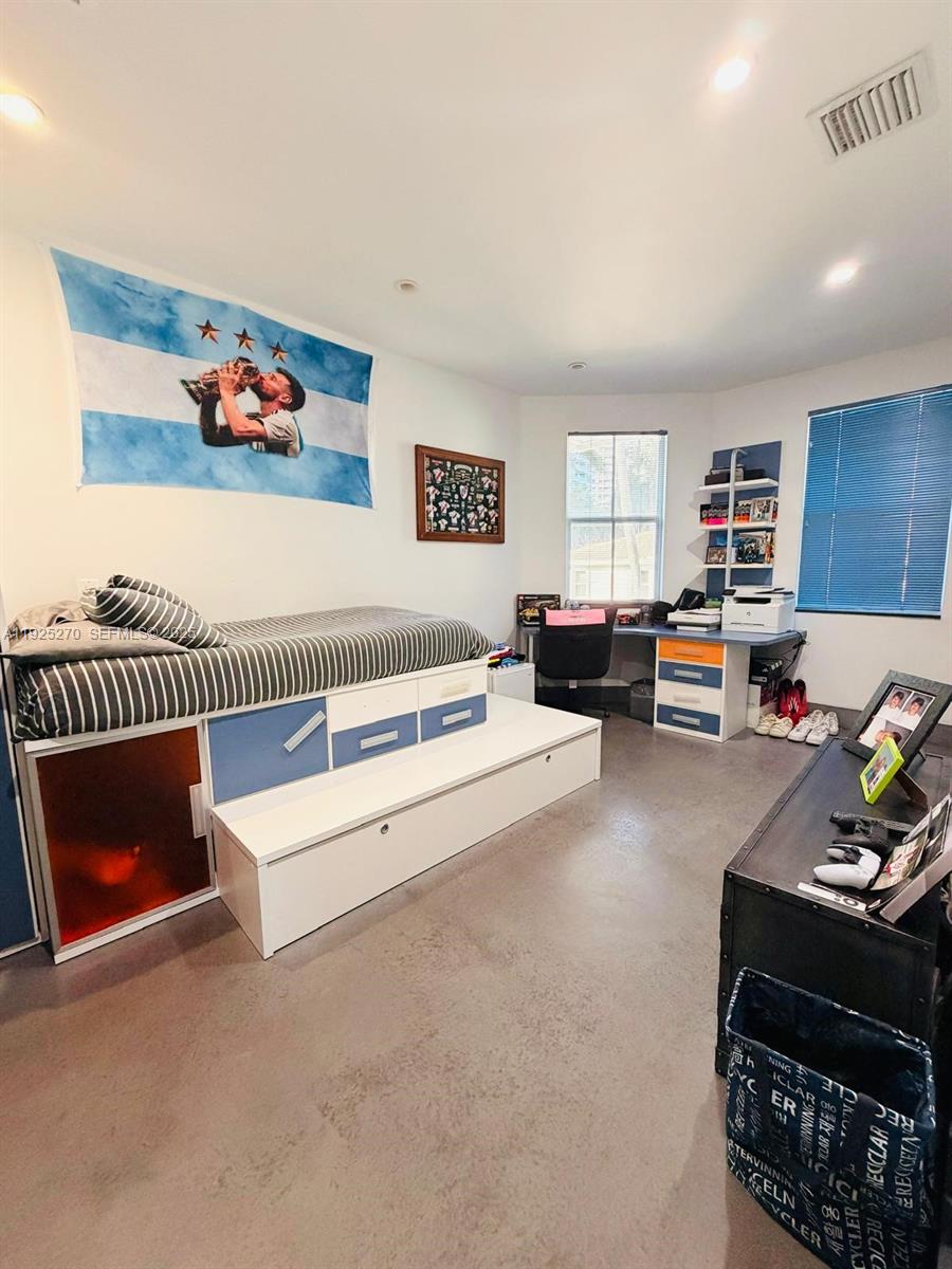 THE COURTYARDS AT THE POIN - Residential Lease