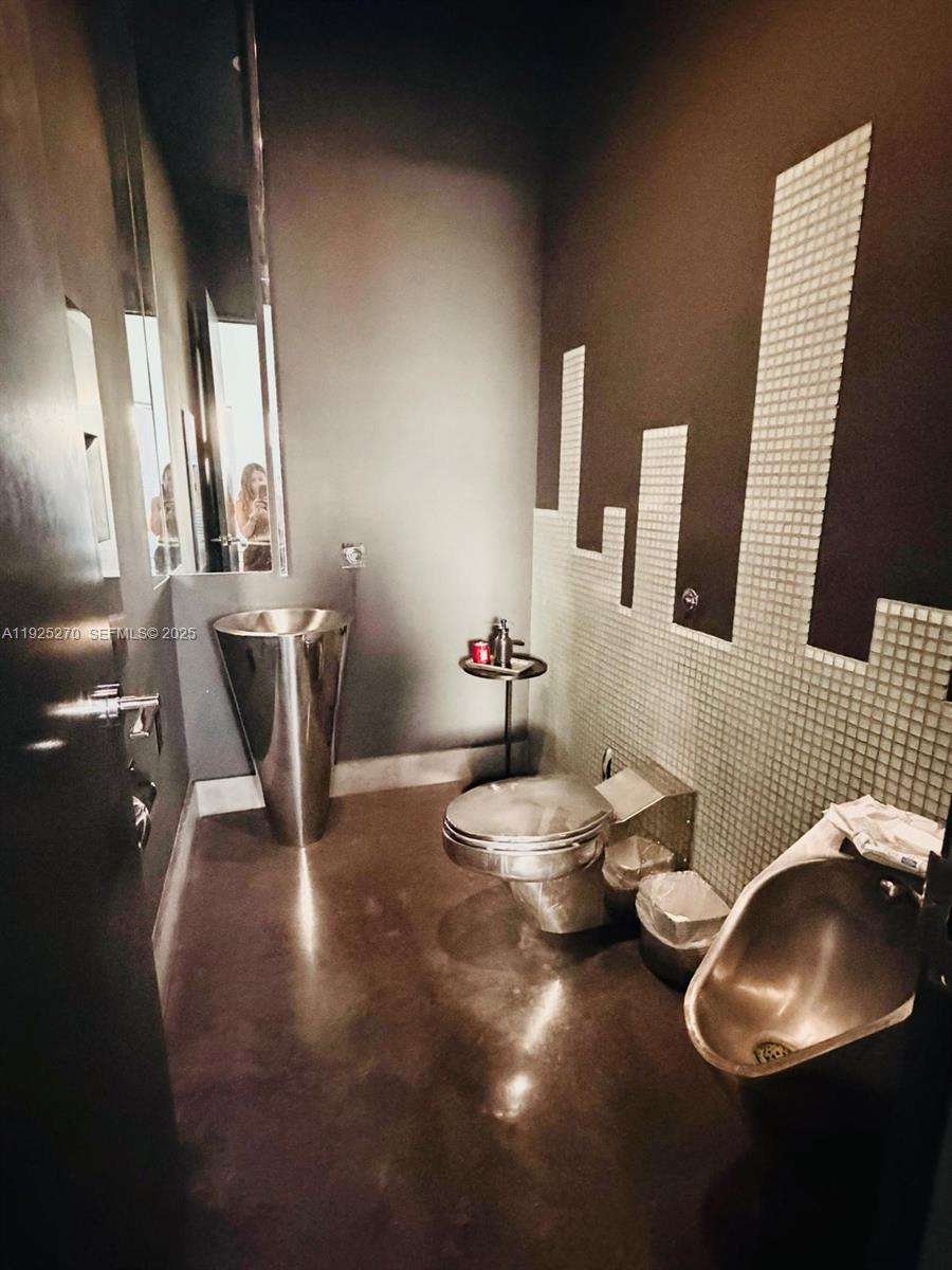 THE COURTYARDS AT THE POIN - Residential Lease