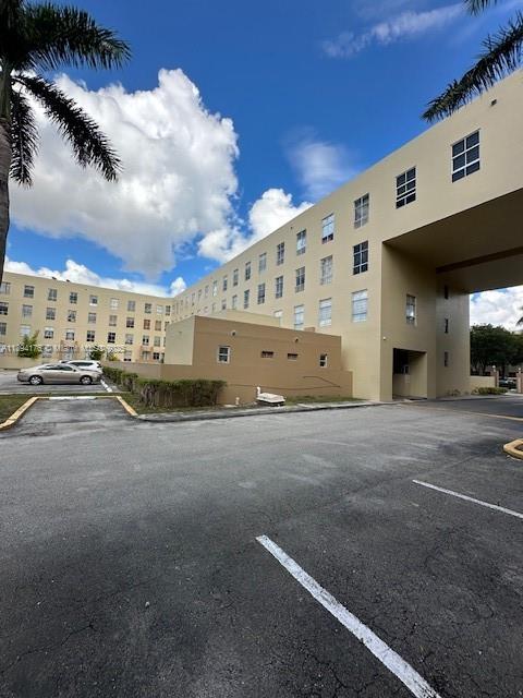 ROYAL PALMS CONDO - Residential Lease