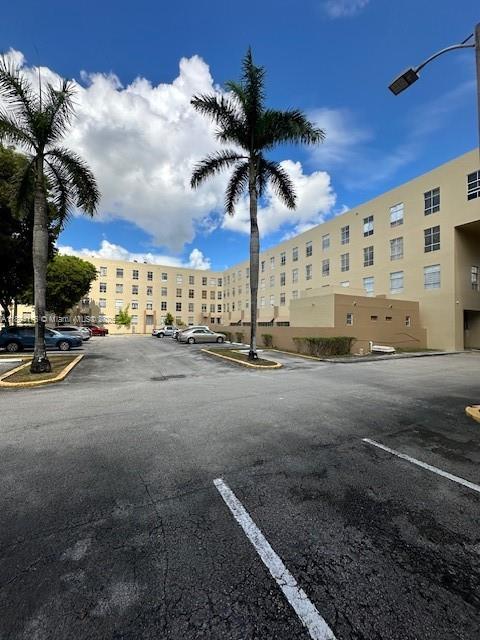 Excellent LOCATION! Beautiful and very spacious 1-bedroom, 1-bathroom apartment in the heart of Hialeah! Easy access and perfectly located next to the PALMETTO Expressway, Palmetto Hospital, top-rated schools, and shopping centers, condominium in the Royal Palms Community. Newer appliances , Spacious walk-in closets and 1 assigned parking spaces plus guests parking. Electricity and Water included.
Enjoy stylish and low-maintenance vinyl flooring throughout