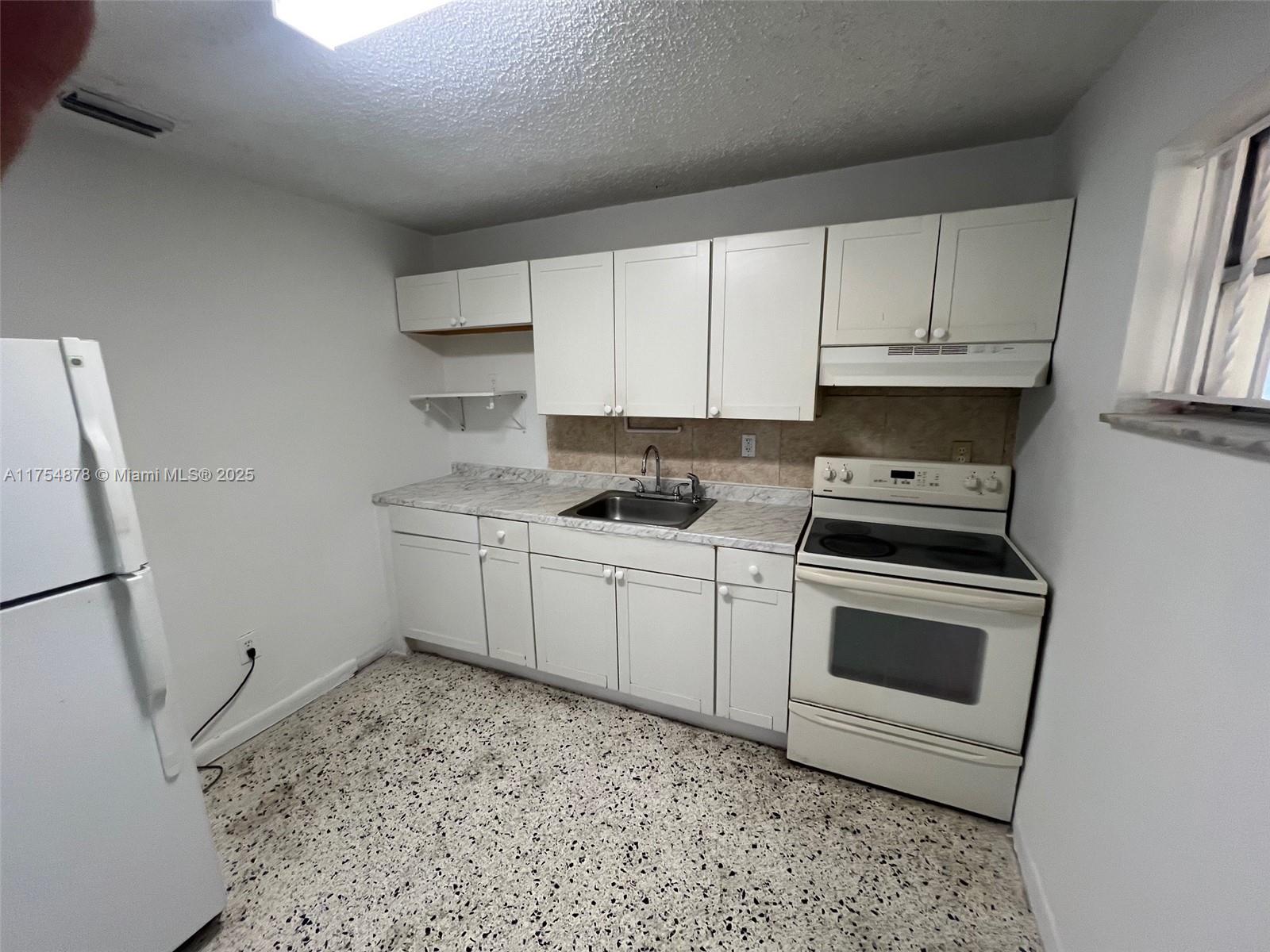 WEST HIALEAH HEIGHTS - Residential Lease