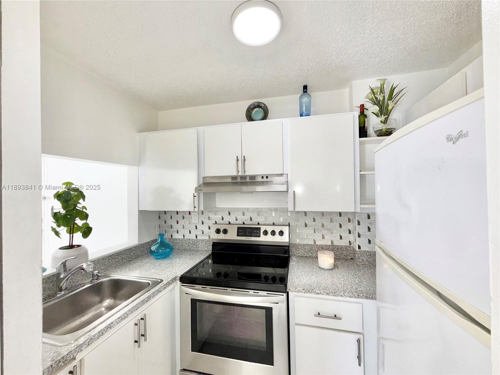 FONTAINEBLEAU GARDENS CON - Residential Lease
