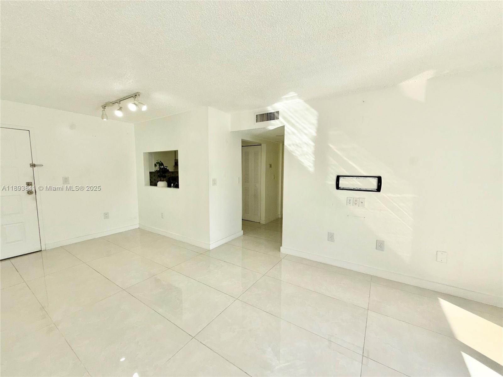 FONTAINEBLEAU GARDENS CON - Residential Lease
