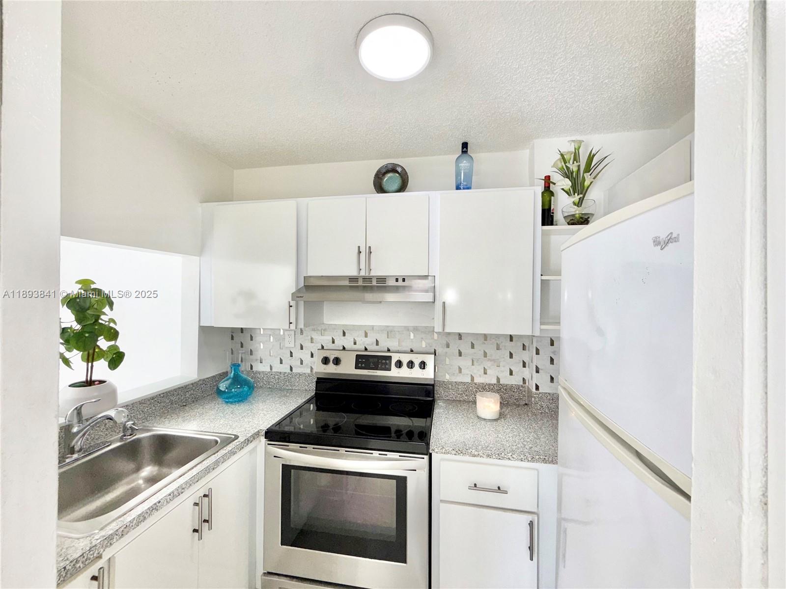 FONTAINEBLEAU GARDENS CON - Residential Lease