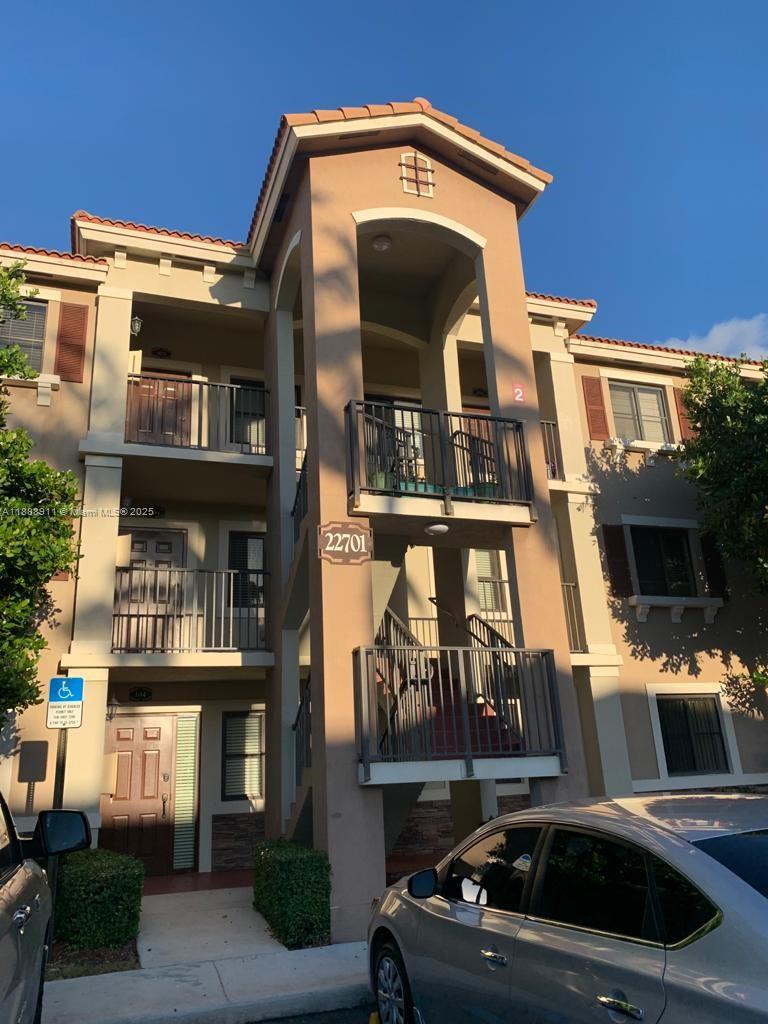 THE COURTS AT BAYSHORE II - Residential Lease