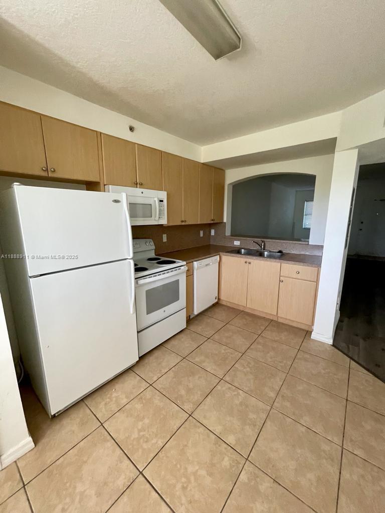 THE COURTS AT BAYSHORE II - Residential Lease