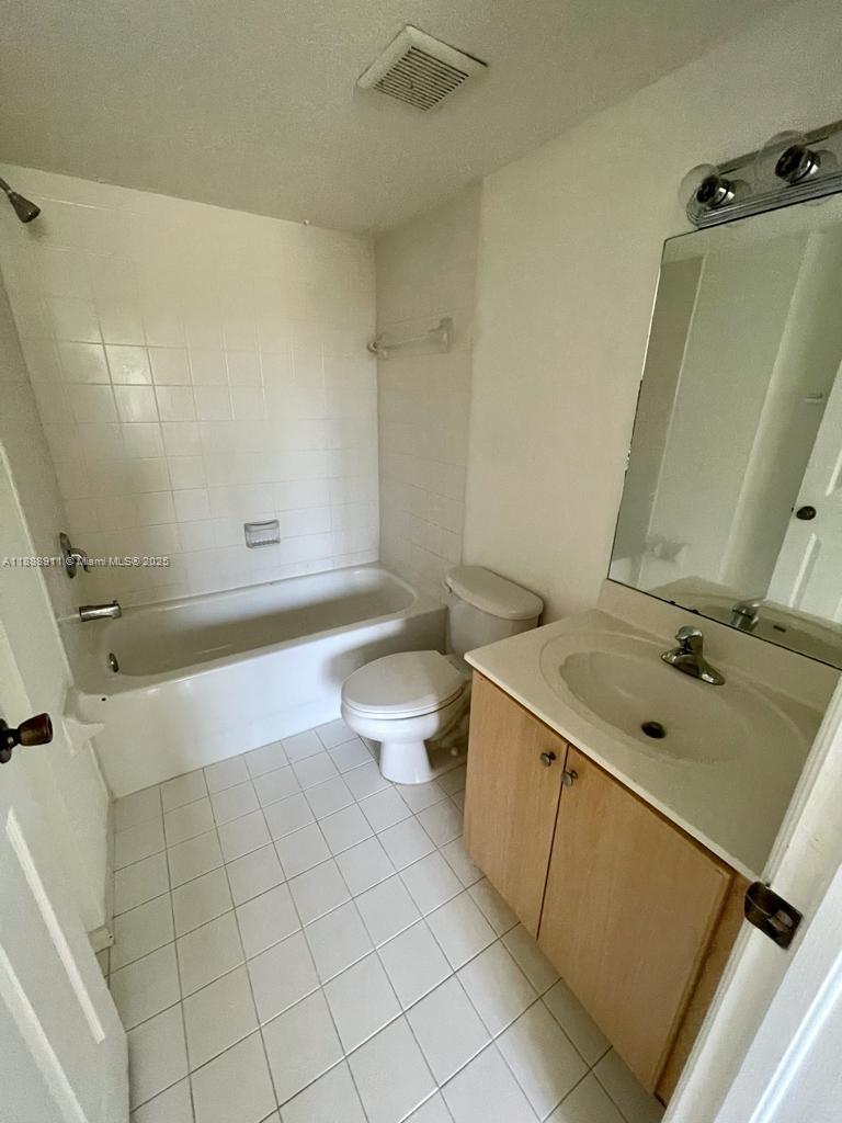 THE COURTS AT BAYSHORE II - Residential Lease