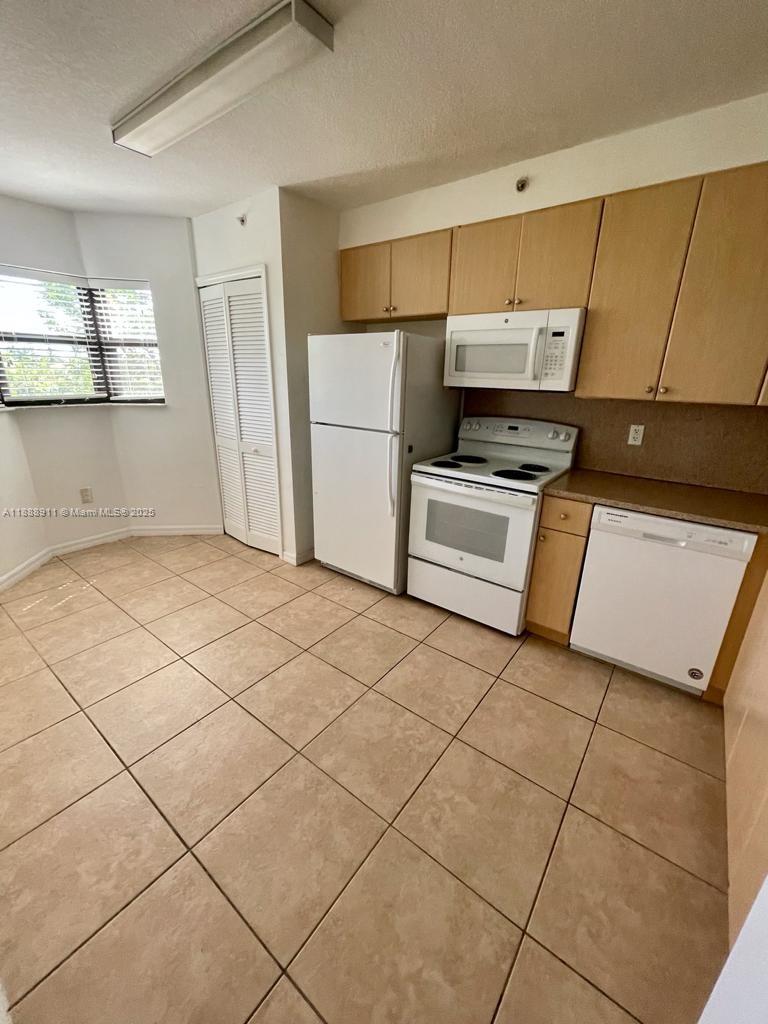 THE COURTS AT BAYSHORE II - Residential Lease