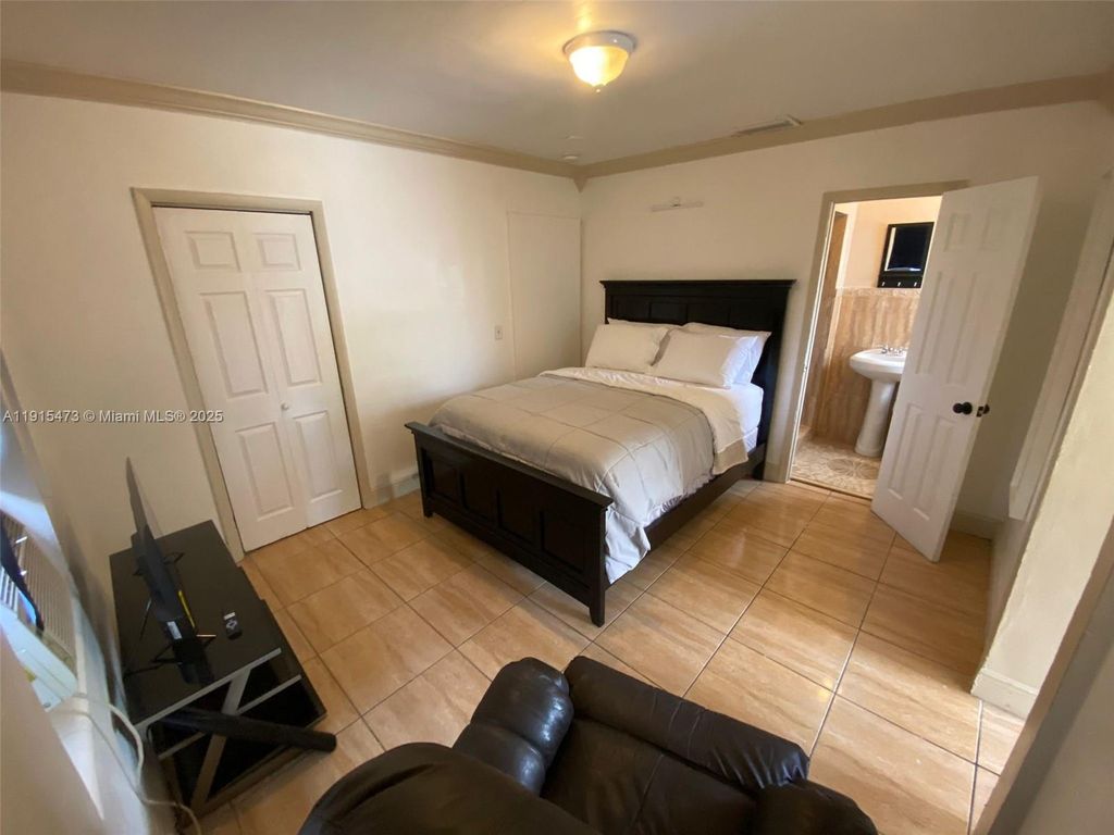 Photo of 436 E Evanston Cir #2, Fort Lauderdale, FL 33312 (MLS # A11915473)