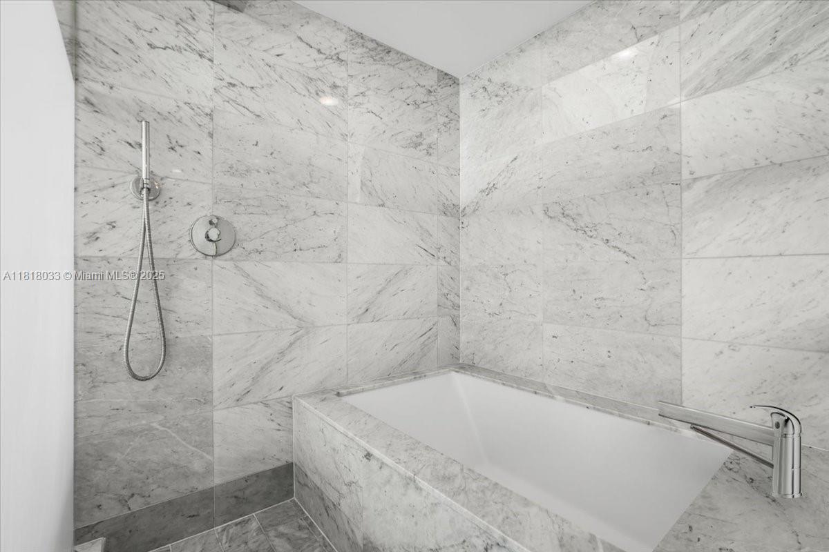 ONE PARAISO CONDO - Residential