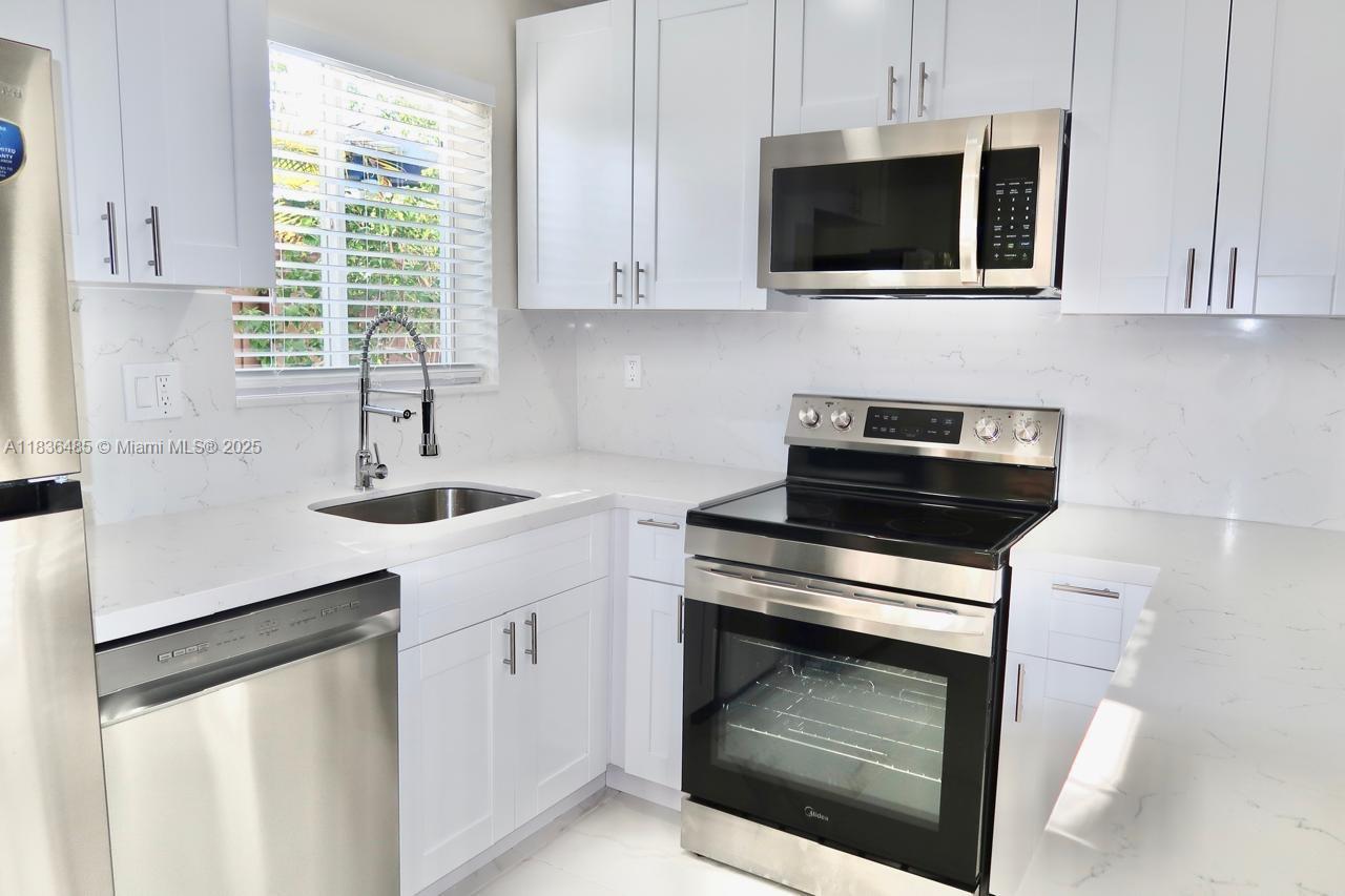 Welcome 110 SW 20th Ave, a beautifully updated 2/2unit in a charming duplex, with a fully remodeled kitchen with modern cabinetry, stainless appliances, and sleek finishes perfect for entertaining and relaxing this home sharing access to a sparkling pool, giving of a resort style experience located in desirable neighborhood just minutes from the beach highways las olas park and restaurants
A laundry area is conveniently located for your use. Fully fans and privacy