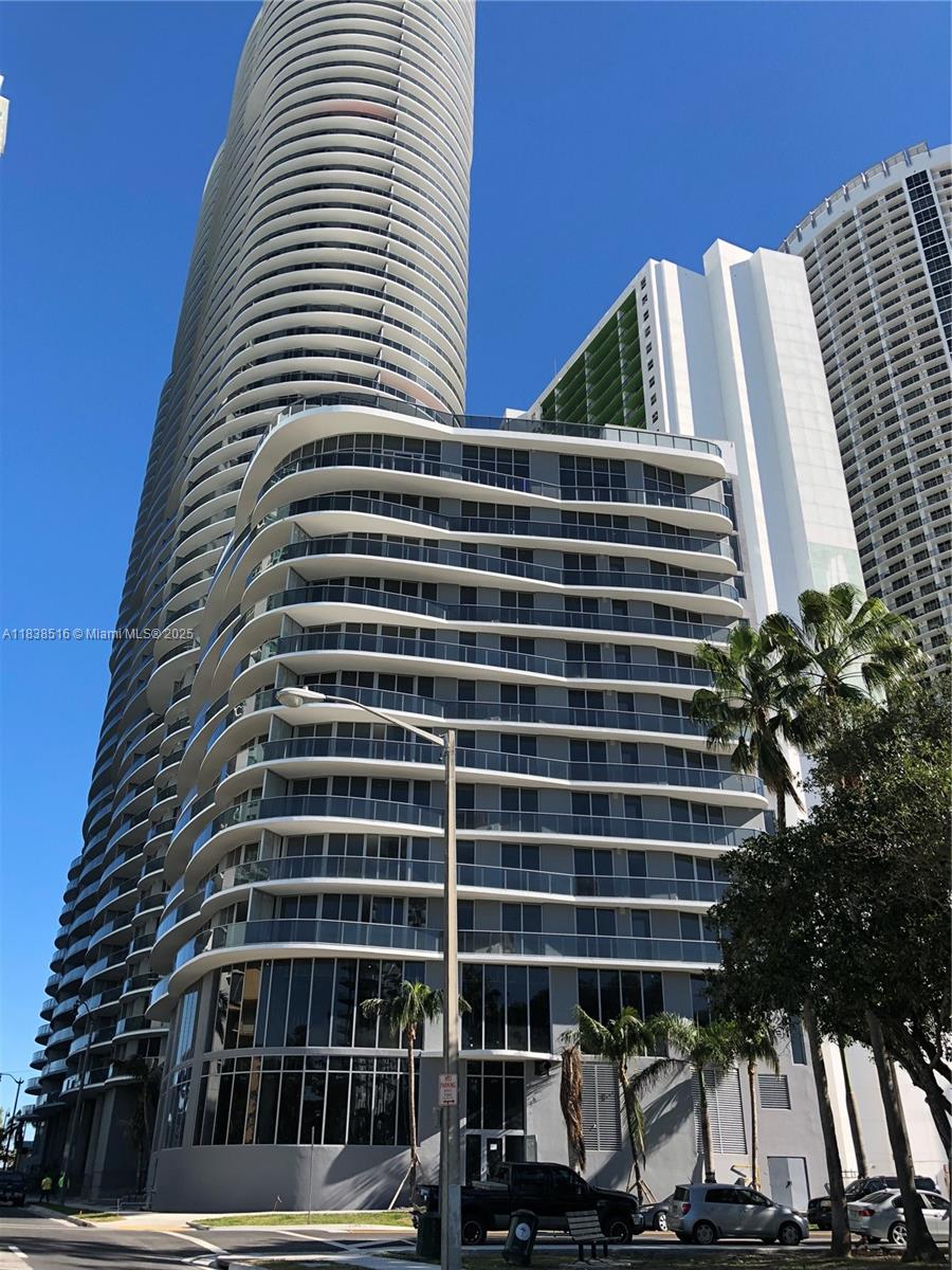 Spacious premium line 1 bedroom + Studio, which can be converted into 2 full bedrooms. Unit comes with 2 full bathrooms. Top of the line quality finishes in the prestigious & iconic building Brickell Flatiron, by renowned Ugo Colombo. The residences includes a open kitchen fully equipped with the best europpean appliances, an informal breakfast bar facing the kitchen, space for a formal dinning table and a comfortable sofa for the living room. A partial waterfront terrace shared with the spacious master bed, walk-in closet & gorgeous bathroom. The Studio has a full bath as well. Building is ideally located in the heart of Brickell, offering impressive modern lobby, 2 pools, amazing gym, spa, relaxation area, jacuzzi, rooftop pool, business center, movie theater & more. *Motivated​​‌​​​​‌​‌​​​‌‌​​​‌‌‌​​‌​​‌‌​​​​ seller*