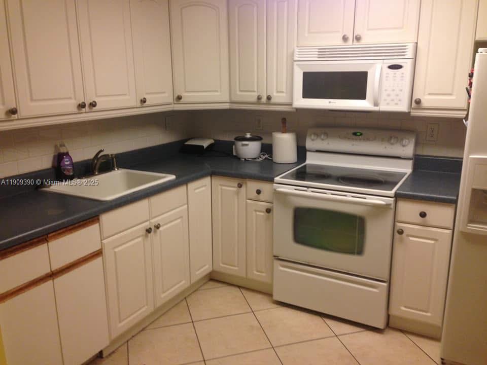 LAKES OF THE MEADOW-MEADO - Residential Lease