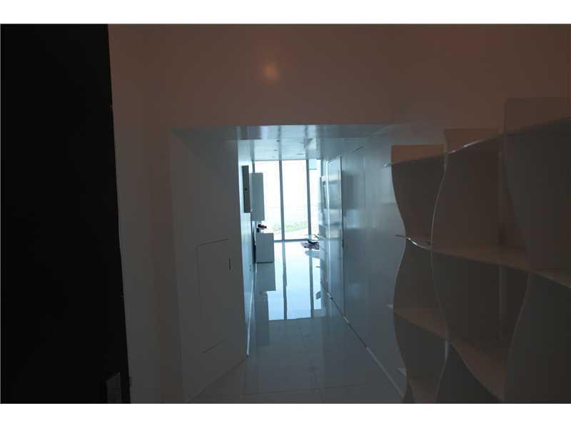 Beautiful 2bed + 1 guest small bed, fully furnished with italian furnitures, bay and ocean view, 2 pools, jacuzzi, valet parking, 24H security,