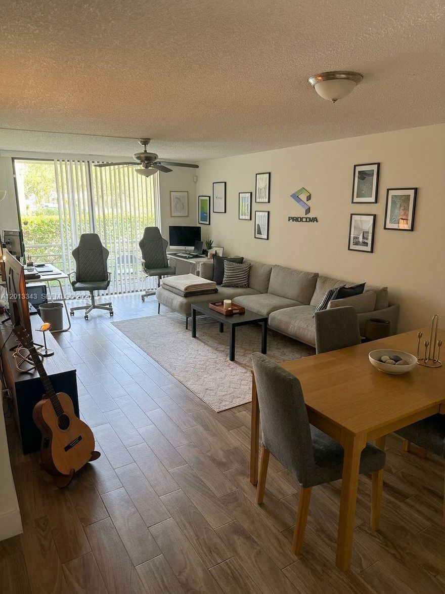 Nice updated 2/2 unit in gated and quiet community with amenities: swimming pool, gym, sauna & social room.