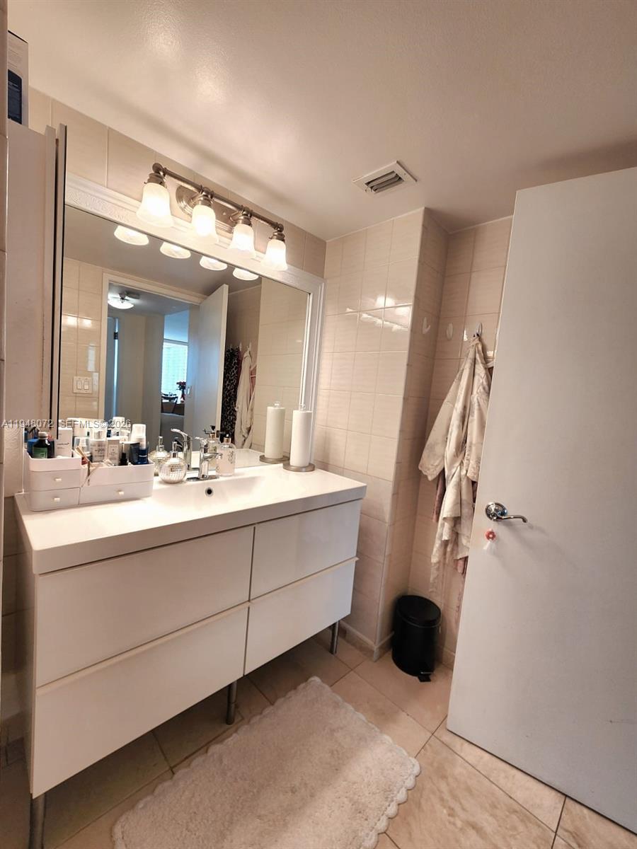 WINSTON TOWERS 700 CONDO - Residential