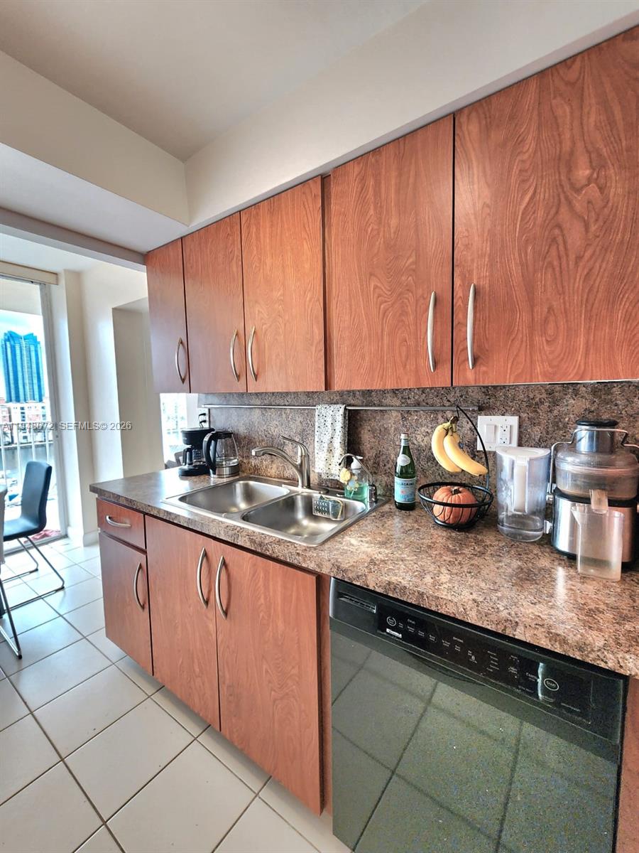 WINSTON TOWERS 700 CONDO - Residential