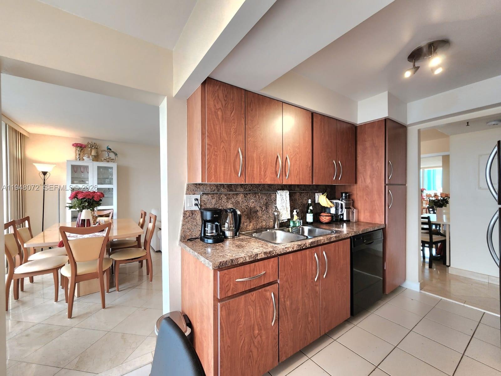 WINSTON TOWERS 700 CONDO - Residential