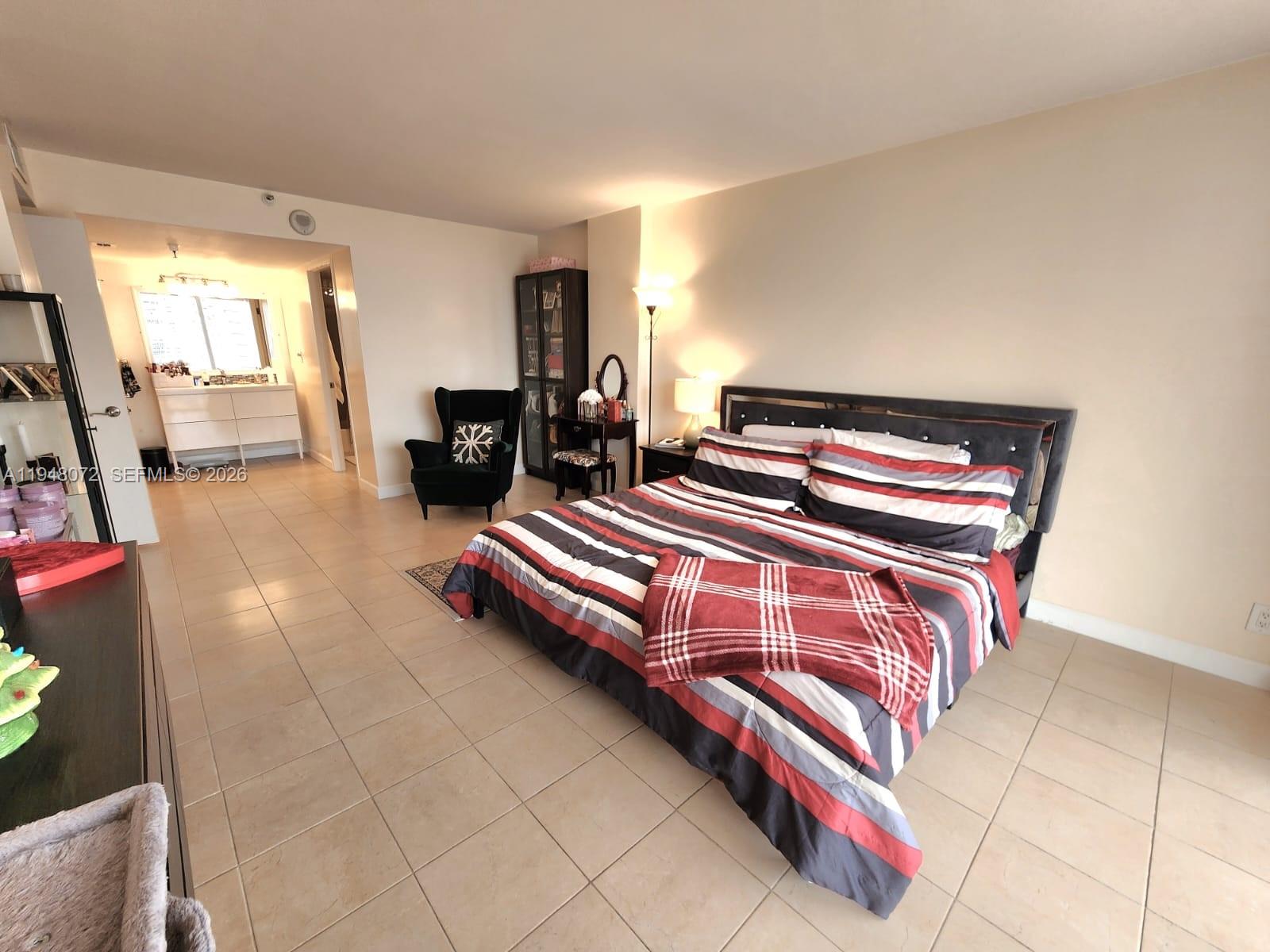 WINSTON TOWERS 700 CONDO - Residential