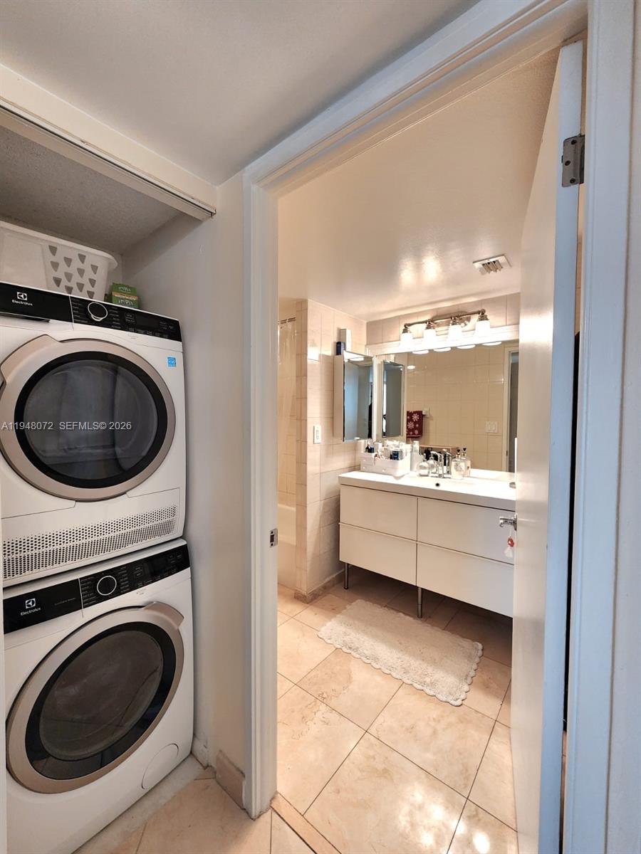 WINSTON TOWERS 700 CONDO - Residential