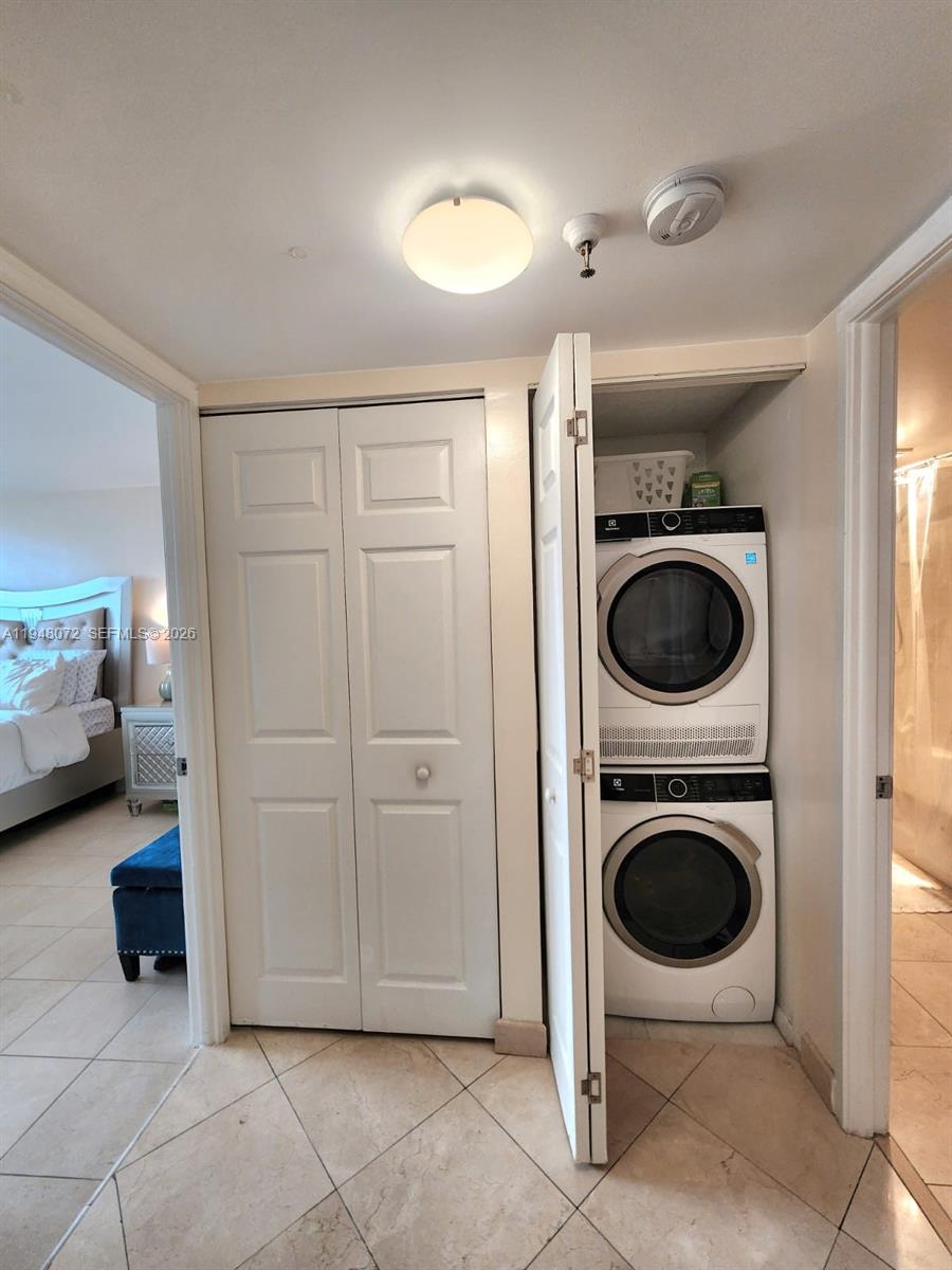 WINSTON TOWERS 700 CONDO - Residential