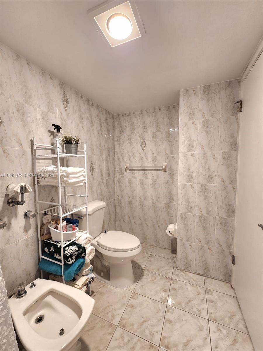 WINSTON TOWERS 700 CONDO - Residential