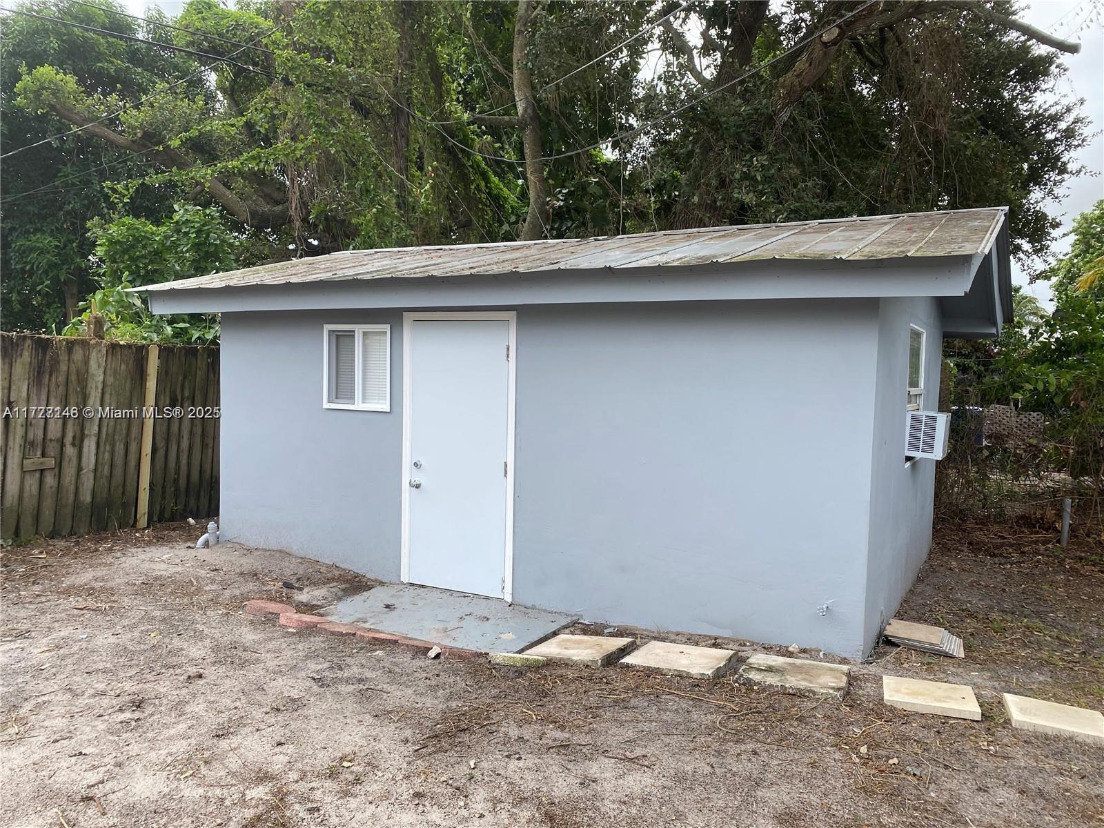 12531 E Golf Dr 2, Miami, Broward County, Florida - 1 Bedrooms  
1 Bathrooms - 