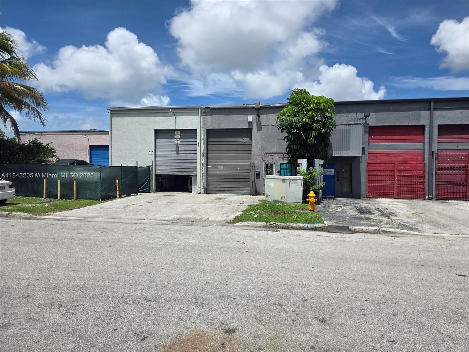 Industrial warehouse, high ceiling/office space, right off the Palmetto close to the Airport and highway. Ideal for any type of business.