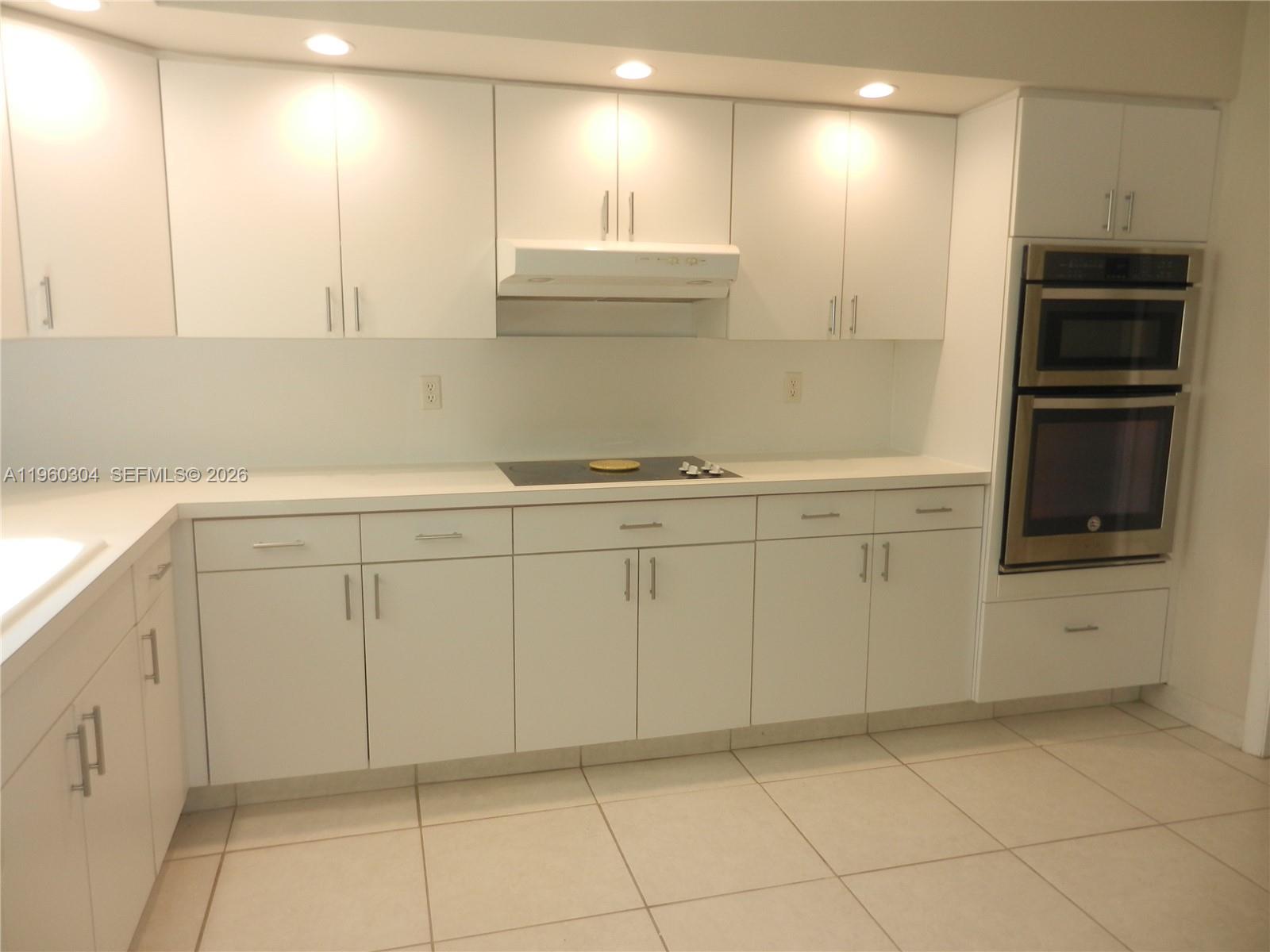 HOLLYWOOD HILLS - Residential