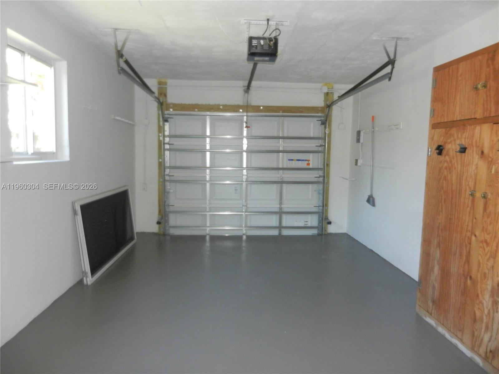 HOLLYWOOD HILLS - Residential