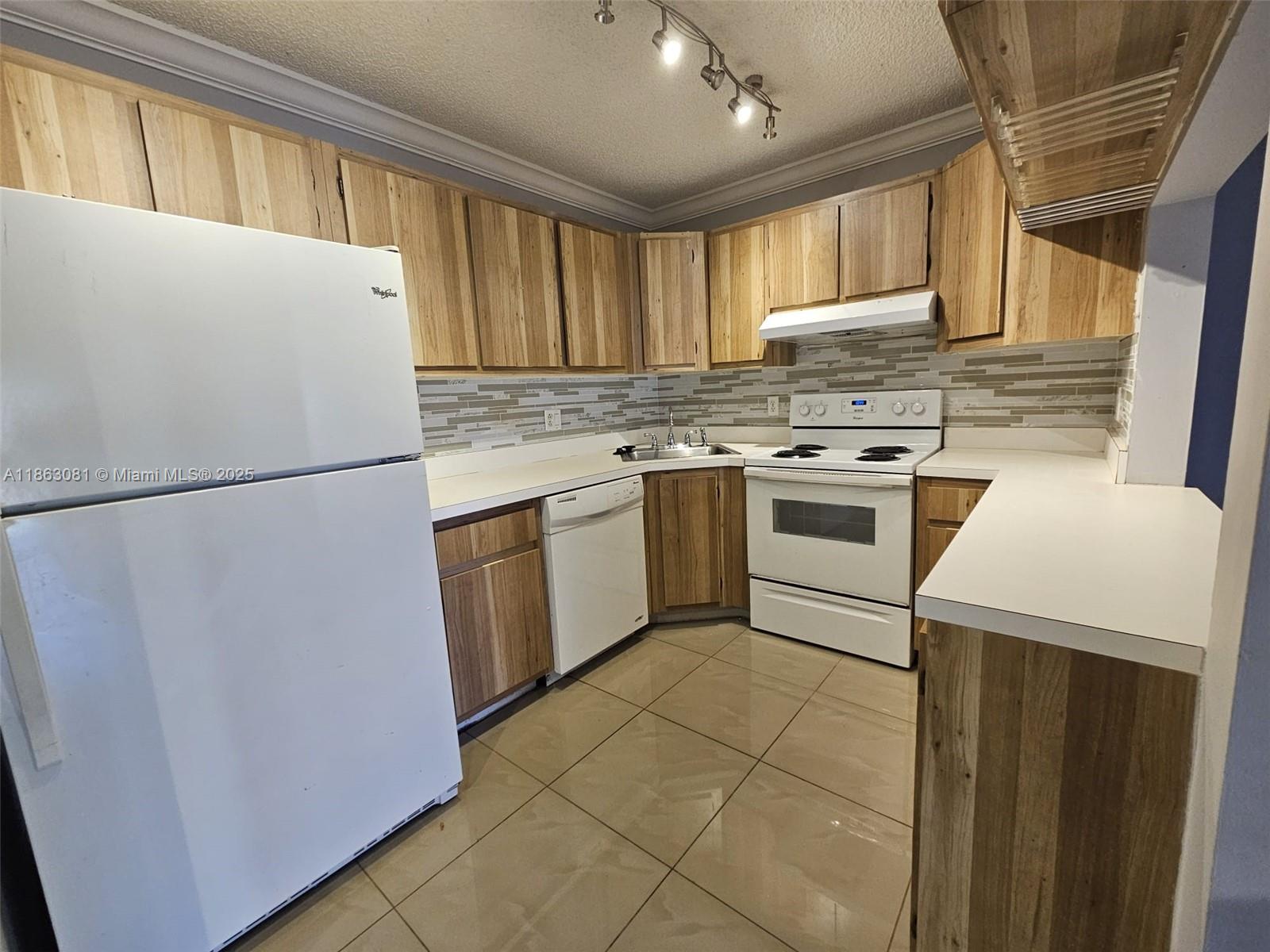 Bright & spacious 2 bedroom 2 bathroom condo in a quiet gated community, convenient to shopping, restaurants and airport. Washer/dryer in unit. Pine Ridge has a community pool, tennis and playground. Tenant must have 650+ credit score for condo board approval.