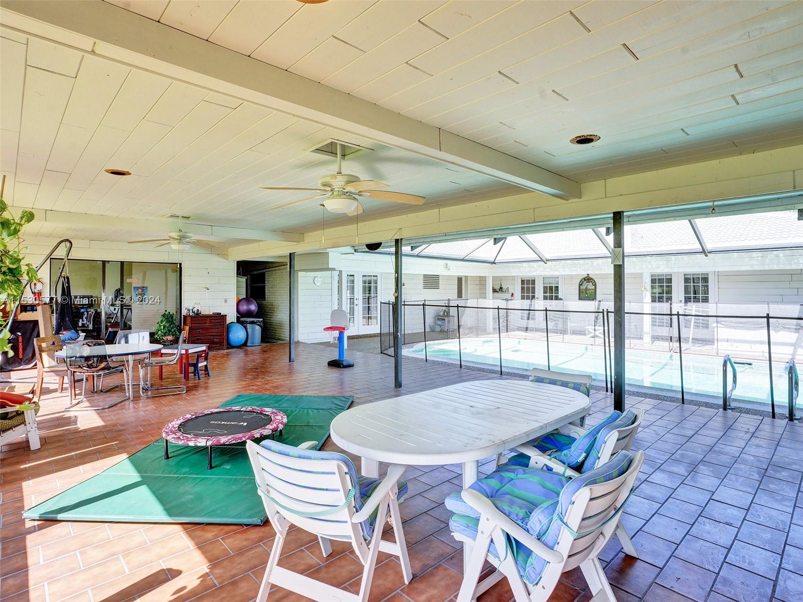 CORAL SPRINGS COUNTRY CLU - Residential