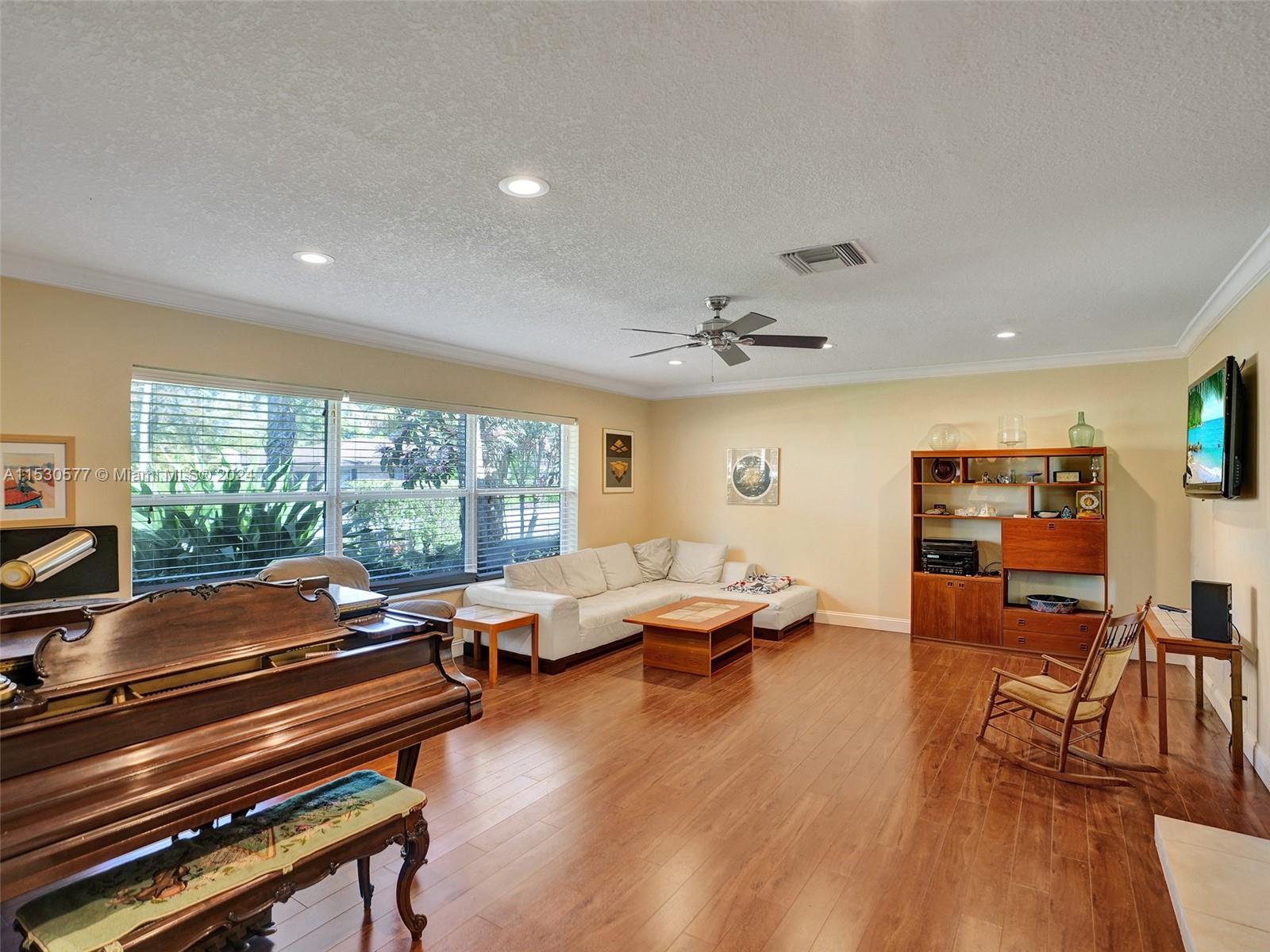 CORAL SPRINGS COUNTRY CLU - Residential