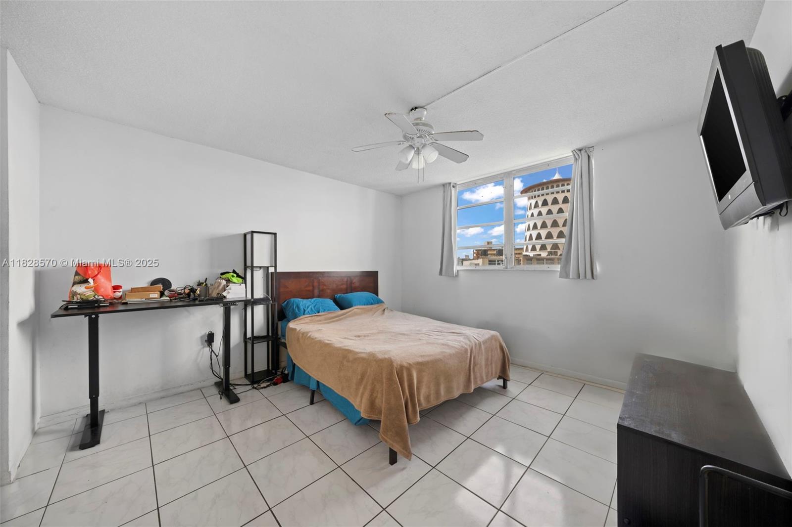 Just reduced! Cheapest unit in the complex.
Mint condition unit located in gated and secured complex. Great location, water view, long term tenant occupied.
Priced to sell. Call LA for more info.