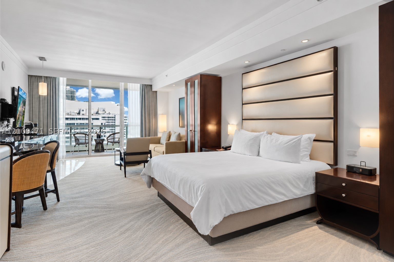 4391 Collins Ave 806