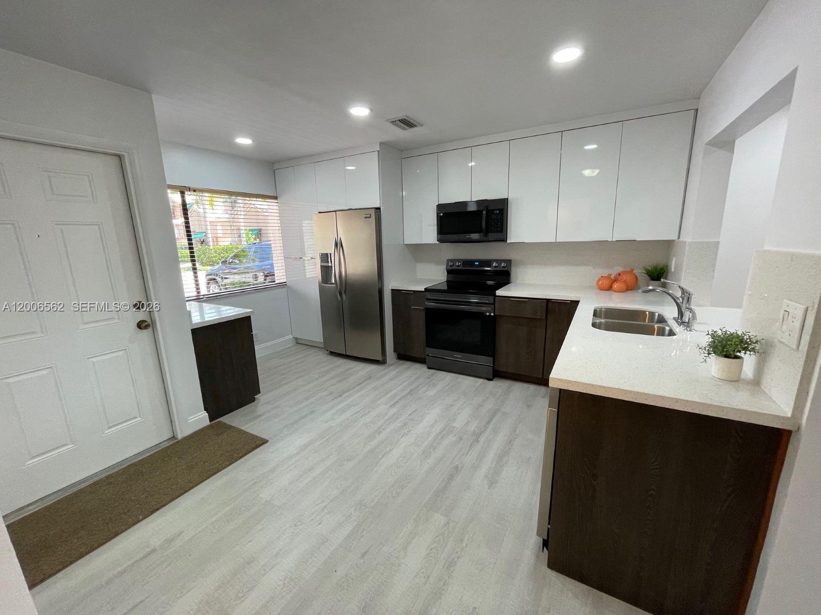 CYPRESS POINTE CONDO - Residential