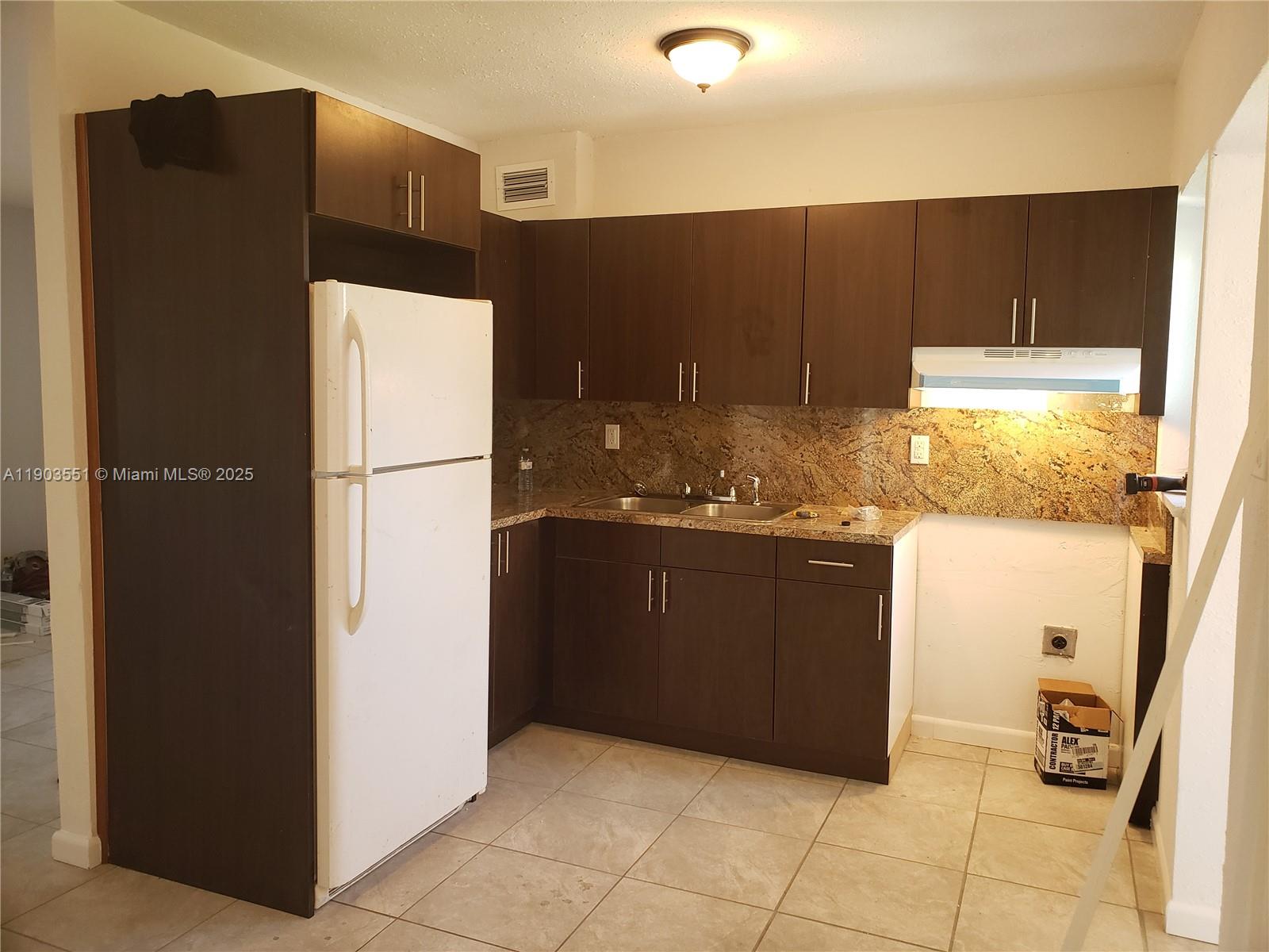 35 52 41 SUNSHINE VILLAGE - Residential Lease