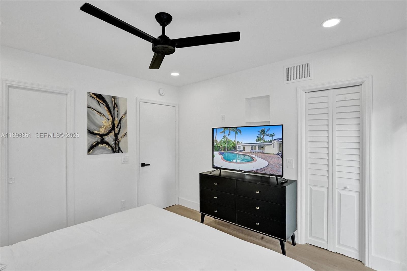 HOLLYWOOD LAKES SECTION - Residential