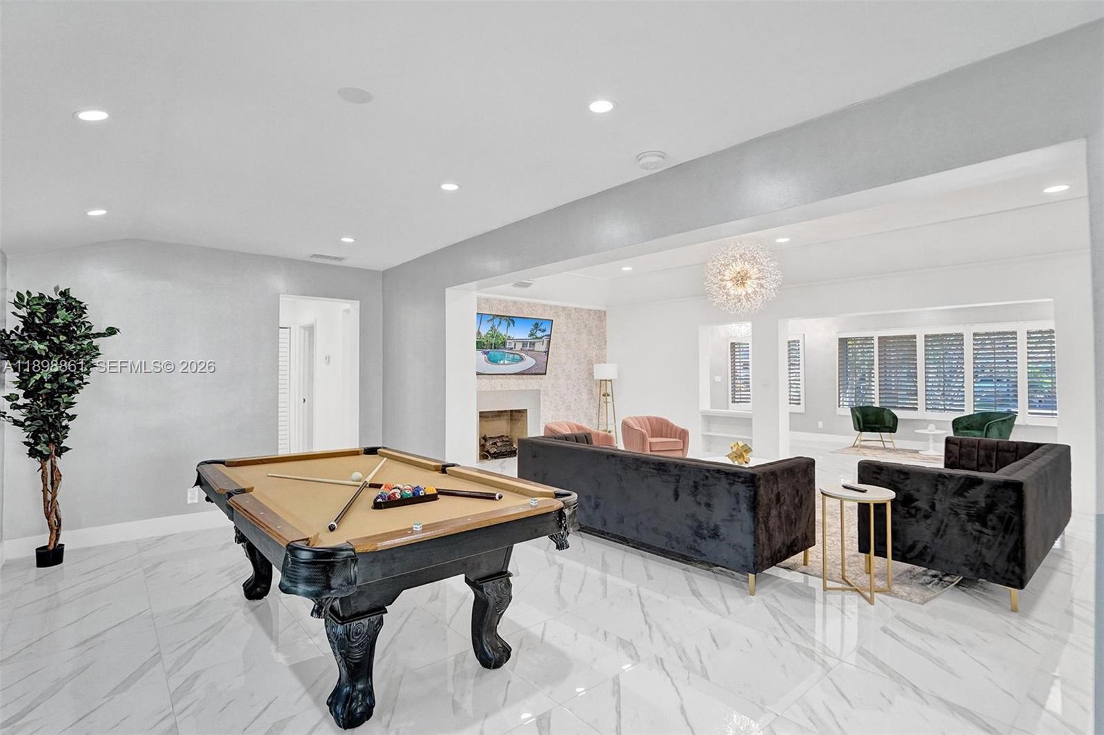 HOLLYWOOD LAKES SECTION - Residential