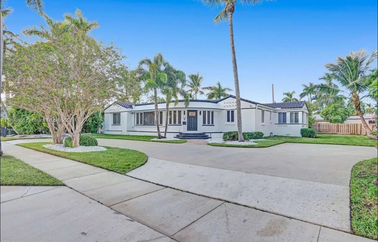 HOLLYWOOD LAKES SECTION - Residential