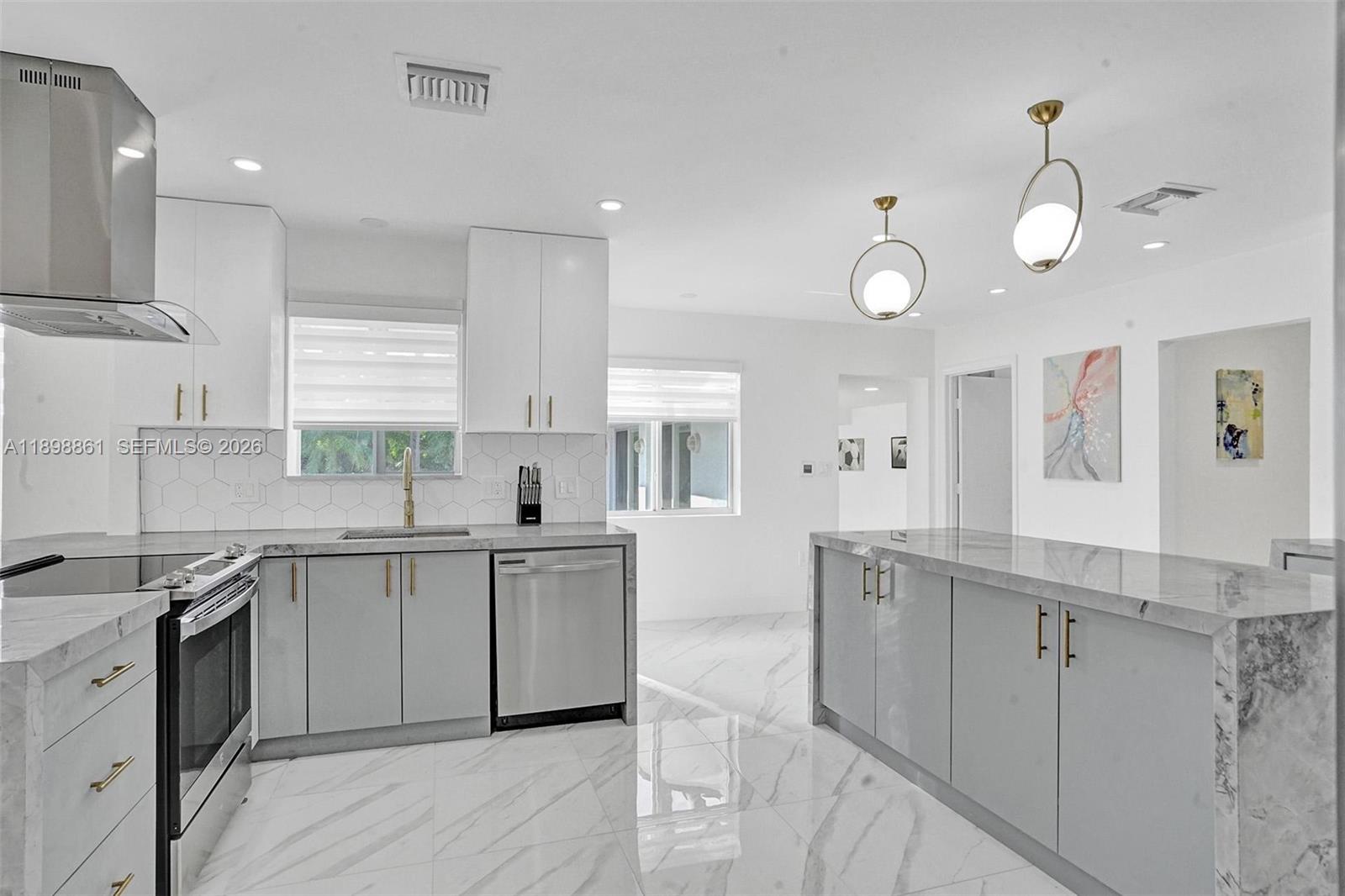 HOLLYWOOD LAKES SECTION - Residential