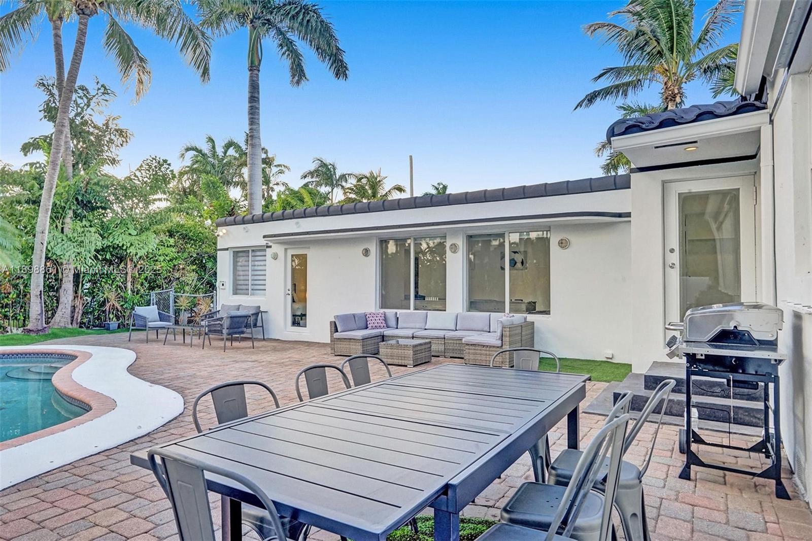 HOLLYWOOD LAKES SECTION - Residential