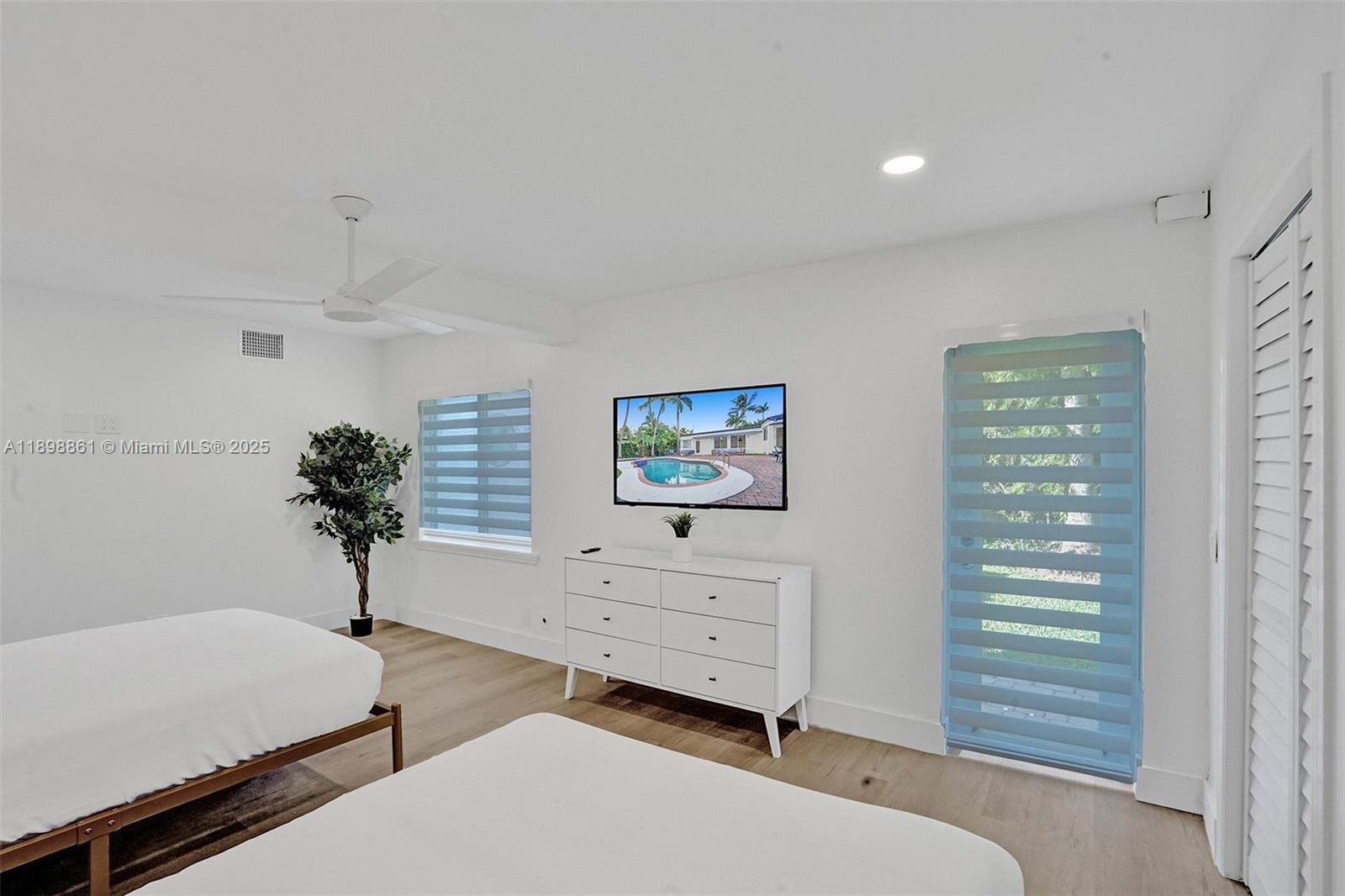 HOLLYWOOD LAKES SECTION - Residential