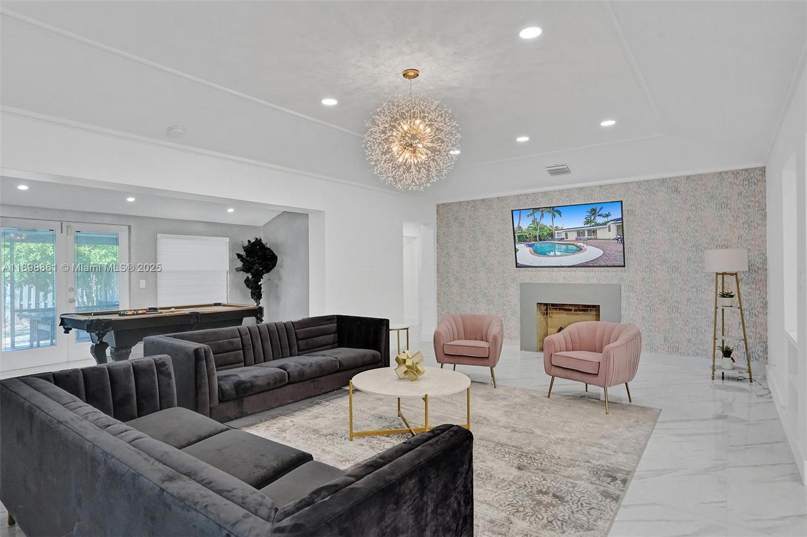 HOLLYWOOD LAKES SECTION - Residential