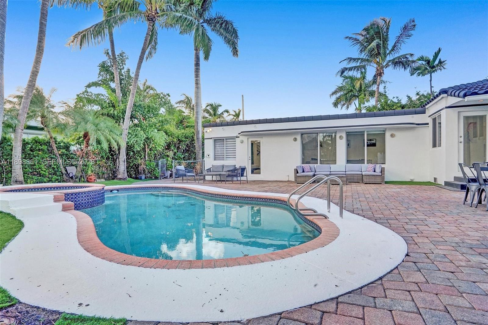 HOLLYWOOD LAKES SECTION - Residential