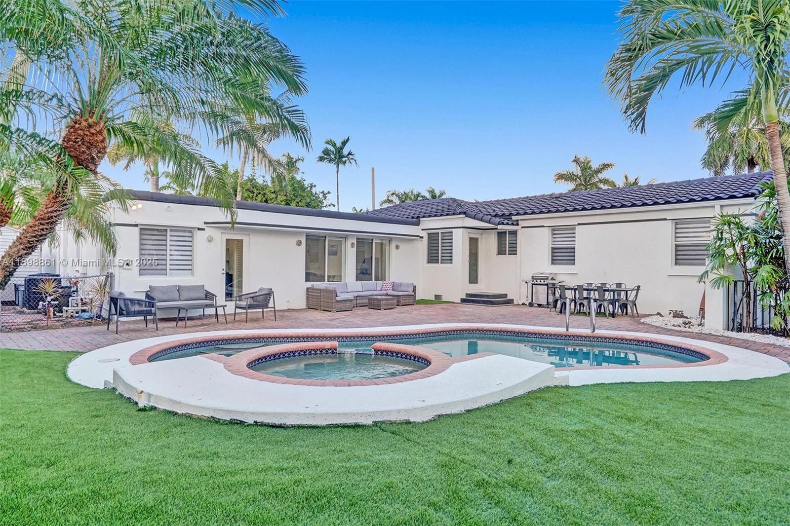 HOLLYWOOD LAKES SECTION - Residential