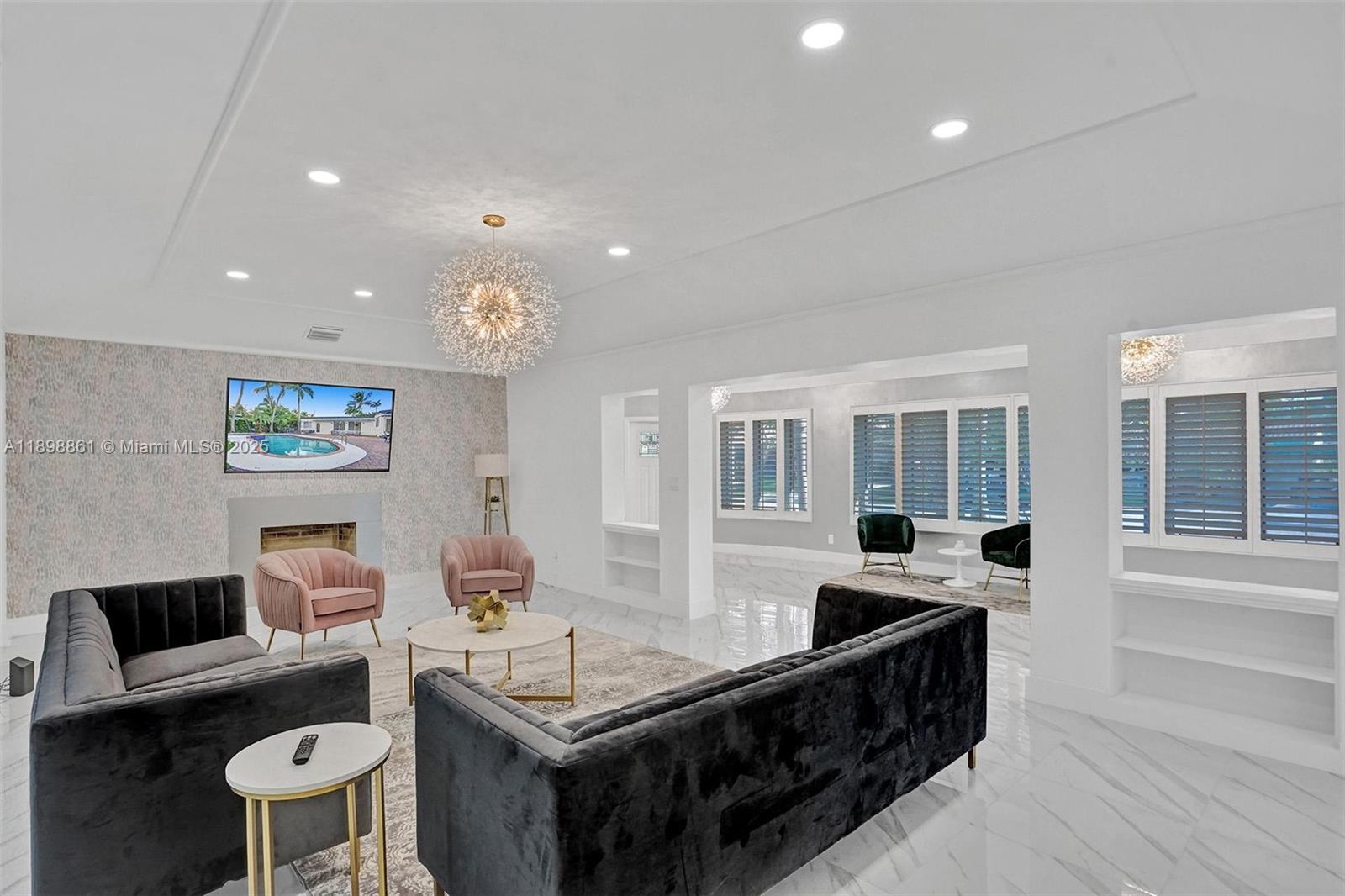 HOLLYWOOD LAKES SECTION - Residential