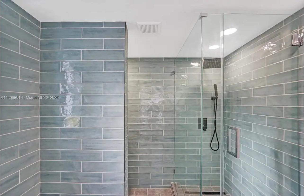 HOLLYWOOD LAKES SECTION - Residential