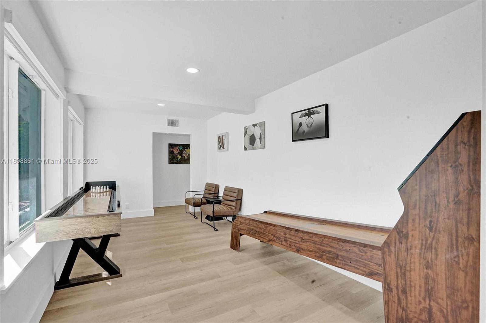 HOLLYWOOD LAKES SECTION - Residential