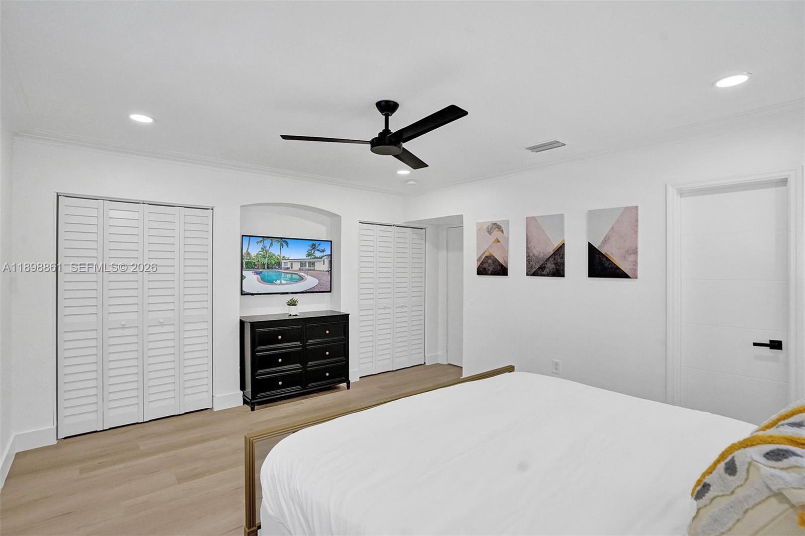 HOLLYWOOD LAKES SECTION - Residential